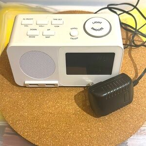 Alarm clock radio Digital FM LED display Radio w USB port, dual